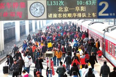 昨天，由北京開出的列車途經安徽亳州火車站，大量旅客回到家鄉(xiāng)
