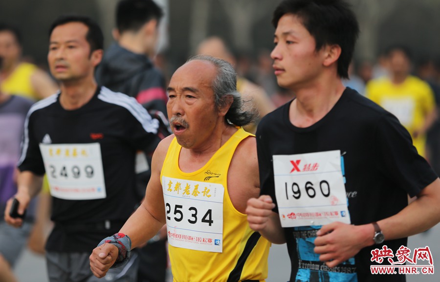 一位老年選手與年輕人比速度。