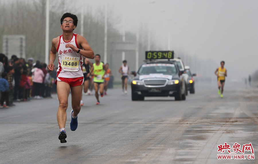 一名合肥選手處在較為領(lǐng)先的位置。