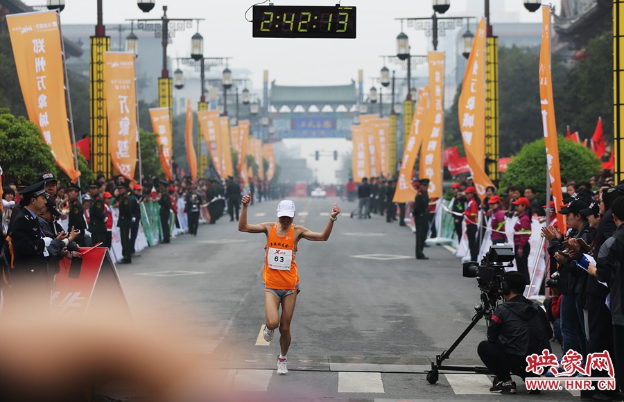 一名選手抵達(dá)終點(diǎn)后，高舉雙手慶祝。
