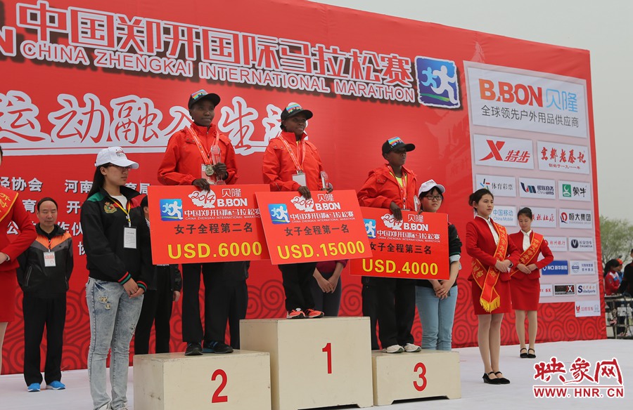 女子全程前三名選手。