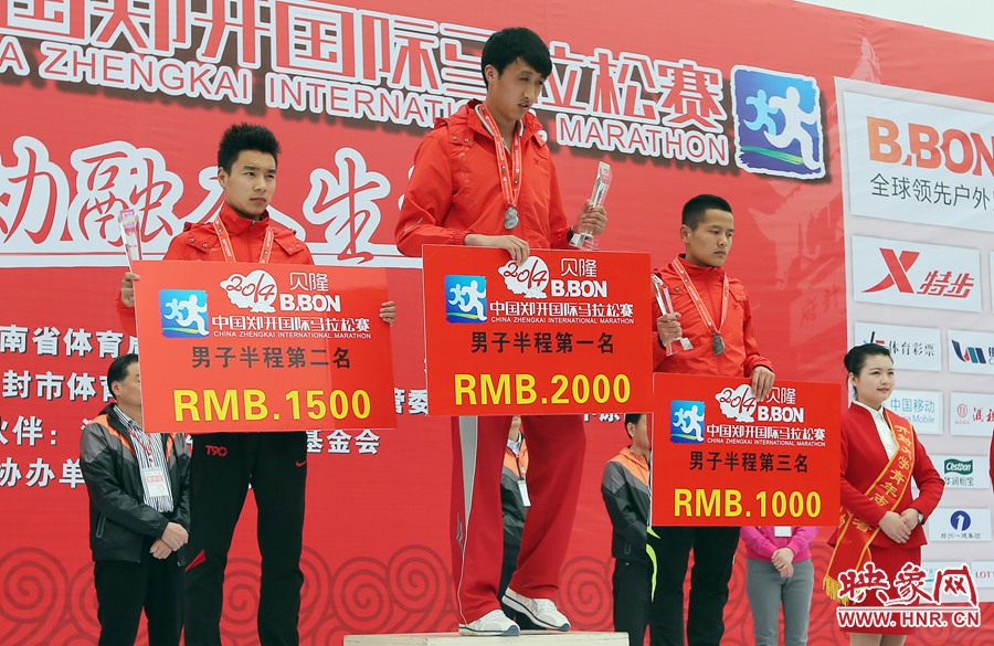 男子半程前三名選手。