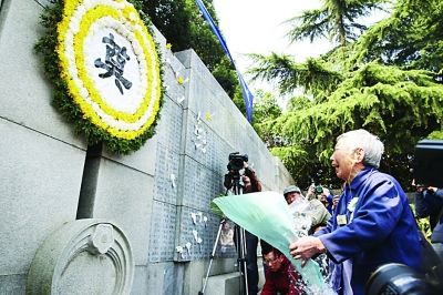 幸存者和遇難者遺屬昨在紀(jì)念館“哭墻”前獻花。