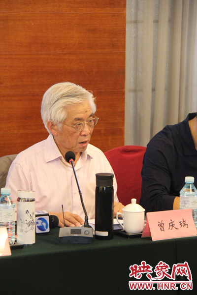 中國傳媒大學教授、博士生導師曾慶瑞正在發言