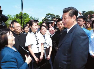 習(xí)近平在校園觀看北大師生紀(jì)念五四運(yùn)動(dòng)95周年青春詩會(huì)時(shí)同朗誦者親切交談。新華社發(fā)