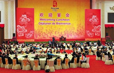 2008年8月8日，胡錦濤夫婦在北京人民大會堂宴會廳為出席北京奧運會的貴賓舉行歡迎宴會。