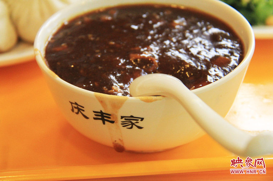 一碗炒肝,看上去也有滋有味。