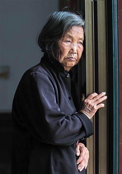 為了能“睡棺木”土葬，潘秀英四次喝農藥自殺，后被搶救過來。