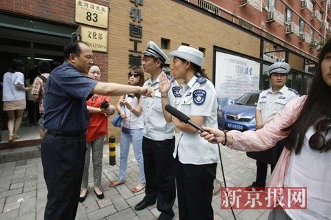市環(huán)保局和東城區(qū)環(huán)保局聯(lián)合出動，再次檢查國家文物局食堂環(huán)境污染問題，在門口受阻。新京報記者 高瑋 攝