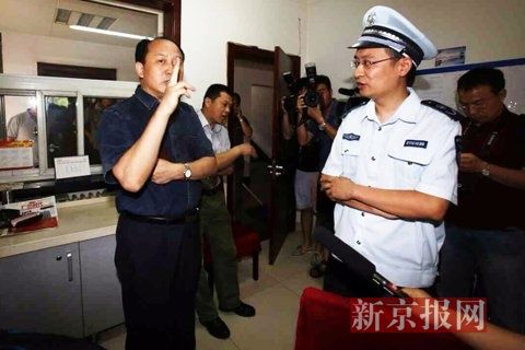 國家文物局的一名工作人員正在與執(zhí)法人員對峙。新京報記者 高瑋 攝