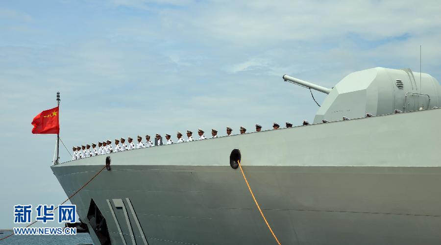6月9日，在三亞某軍港，海口艦準備起航。