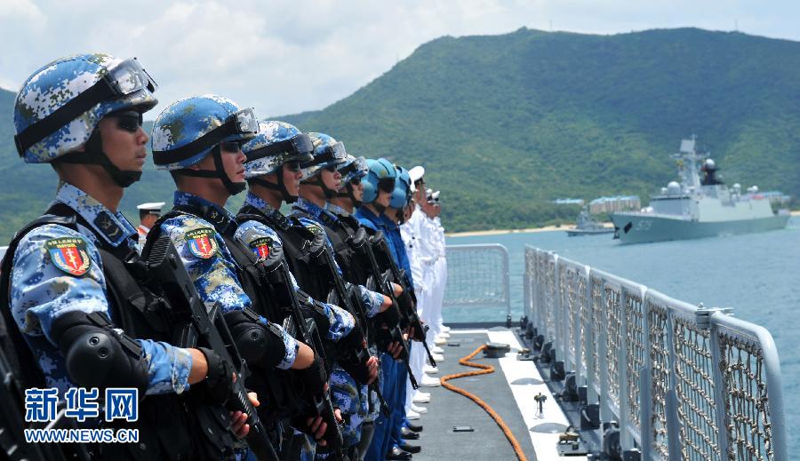 6月9日，在三亞某軍港，海口艦官兵及隨艦出海的特戰隊員離開碼頭。