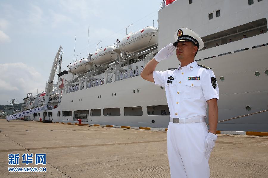  6月9日，在浙江舟山某軍港，和平方舟醫院船船長章榮華請示起航。