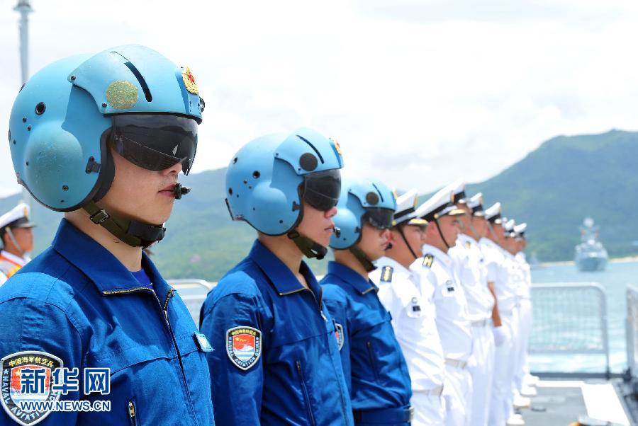  6月9日，在三亞某軍港，隨海口艦參演的艦載直升機飛行員整裝待發。