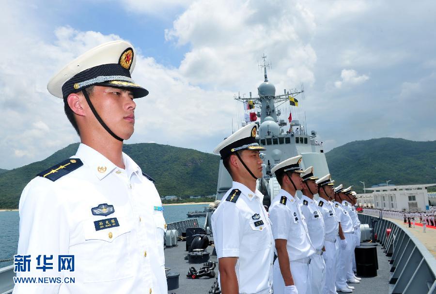 6月9日，在三亞某軍港，海口艦官兵在艦艏列隊。