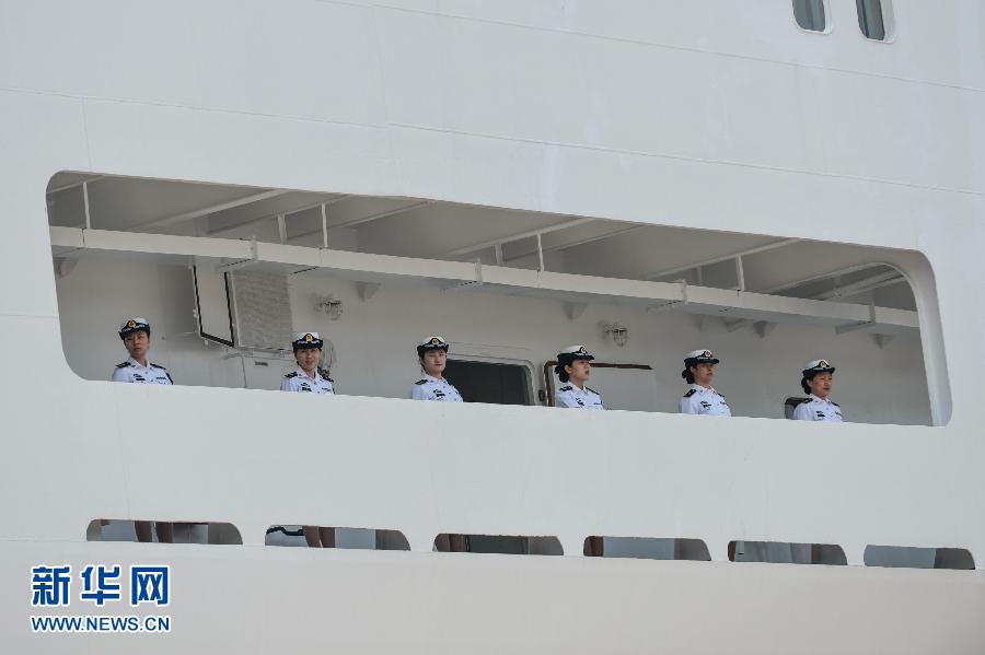  6月9日，在浙江舟山某軍港，和平方舟醫院船上的海軍官兵列隊與港口送行人員告別。