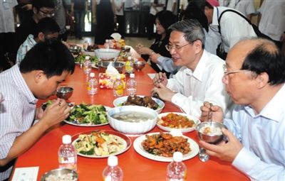 昨日中午，國臺辦主任張志軍（右二）在臺中市長胡志強的陪同下和盲校的孩子共進午餐。當(dāng)晚，張志軍結(jié)束訪臺回京。 新華社發(fā)