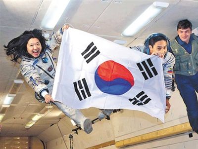 　2007年9月10日，李炤燕（左）在俄羅斯首都莫斯科接受零重力飛行訓(xùn)練。