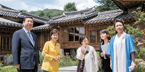 照片中左起分別是習近平、樸槿惠、家具博物館館長鄭美淑(音)、隨同翻譯、彭麗媛。