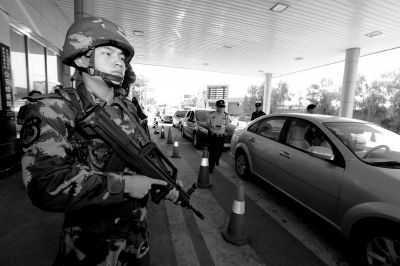 武警持槍警戒進(jìn)駐檢查站。