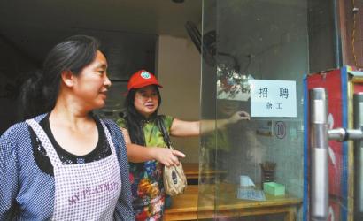 8月14日，市民志愿者體驗城管執法招呼商家不要亂張貼。