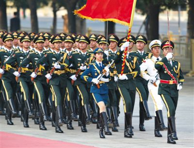 昨日，151人最大陣容的三軍儀仗隊，著新式禮賓服接受檢閱。這也是解放軍儀仗隊、軍樂團(tuán)新式禮賓服首次亮