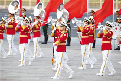 昨日，紅白相配的解放軍軍樂團(tuán)行進(jìn)演奏服亮相。杜洋 攝