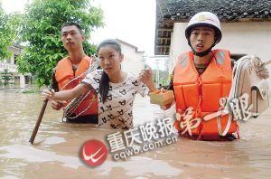 長(zhǎng)壽區(qū)，消防官兵搜救被困群眾。