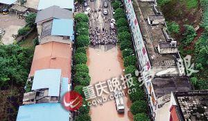 昨下午六點(diǎn)半，統(tǒng)景鎮(zhèn)上許多街道被淹，此時(shí)水位還在上漲。(重慶晚報(bào)航拍圖片)