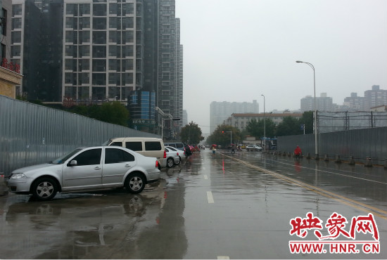 由于停車場分配不均，廣大私家車主選擇將車停在路邊。