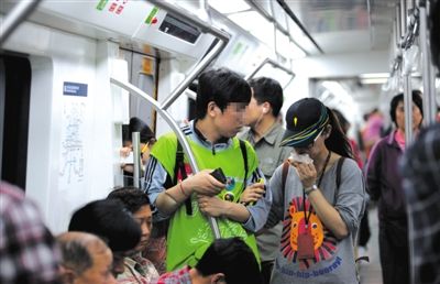 地鐵14號線，一名乘客正在車廂內飲食。