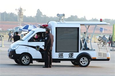 國慶節(jié)將至，昨日，天安門廣場增設(shè)新型巡邏車。該車配有遠射燈、顯示大屏、車頂攝像頭等設(shè)備。圖/CFP