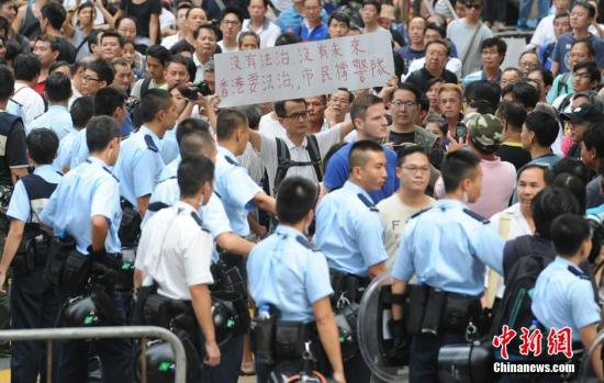 10月22日，有反對(duì)“占中”的市民前往旺角的非法占領(lǐng)區(qū)展示橫額，支持香港警隊(duì)。中新社發(fā) 譚達(dá)明 攝