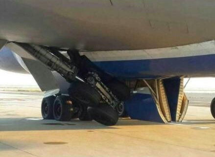 圖說：波音747貨機起落架發生故障。圖片來源：新浪微博網友圖（請私信“新民晚報新民網”以奉稿酬）