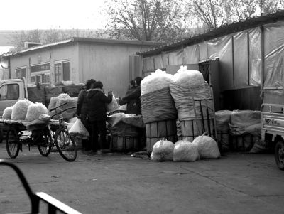 “黑作坊”制好的豆芽流向北京日上綜合商品批發(fā)市場(chǎng)。
