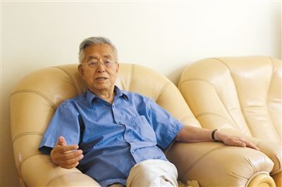 楊維駿 歷任云南省政協(xié)副主席等職。89歲高齡的楊維駿為12名失地農(nóng)民代表開道，到云南省政協(xié)反映問題。