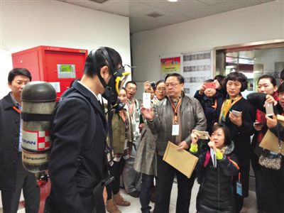 昨天，地鐵4號(hào)線(xiàn)北京南站站，地鐵工作人員為人大代表演示應(yīng)急氧氣瓶佩戴方式。新京報(bào)記者
