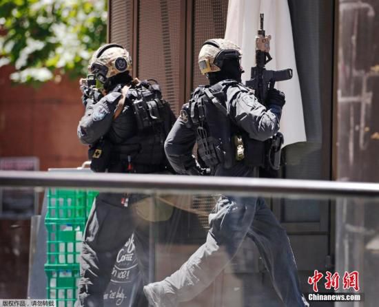 目前咖啡館已經(jīng)關閉，警方，包括全副武裝的特警隊已經(jīng)將咖啡館包圍。