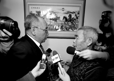 15日，內(nèi)蒙古高院副院長趙建平（左）帶隊向呼格吉勒圖父母送達再審法律文書。