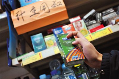 清苑路“世紀(jì)華聯(lián)超市清友園店”的貨架上，擺放著購自網(wǎng)店的“高仿”避孕套。