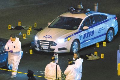 美國紐約兩名警察20日在巡邏車內(nèi)突遭槍擊身亡。紐約警察局長威廉·布拉頓說，槍手行兇后跑入附近一座地鐵站飲彈自盡，沒有跡象顯示這起血案與恐怖主義有關(guān)聯(lián)。