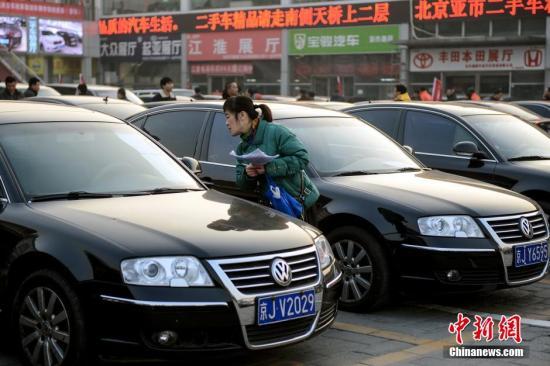 1月23日，北京亞運(yùn)村汽車交易市場中拓拍賣停車場上人頭攢動。