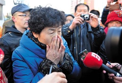 2月9日，呼格吉勒?qǐng)D的母親尚愛云在旁聽趙志紅案后，接受媒體采訪時(shí)落淚。新華社記者 任軍川 攝