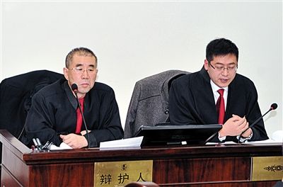 1月5日，呼市中院審理趙志紅案。律師謝飛（左）和張瑞軍（右）出庭為趙志紅辯護(hù)。
