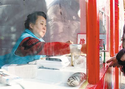 龍?zhí)稄R會(huì)售票員呂秀珍。新京報(bào)記者