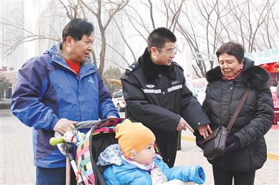 朝陽(yáng)國(guó)際風(fēng)情節(jié)，周小勇（中）提醒老人注意安全。朝陽(yáng)公安分局供圖
