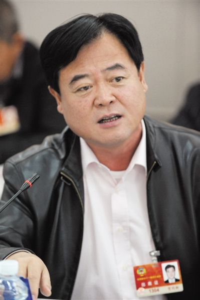 　政協(xié)委員、中國通用技術(shù)集團董事長賀同新稱，按照2014年的數(shù)字，他的薪水下降了近50%。圖/CFP