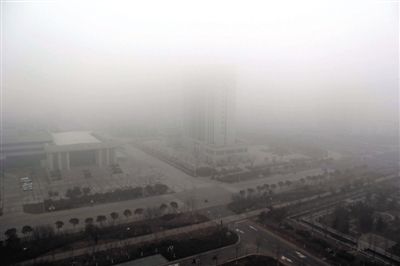 昨日，連云港市贛榆區(qū)14層高樓上拍攝的大霧天氣。當(dāng)日，江蘇省多地出現(xiàn)大霧天氣。新華社發(fā)