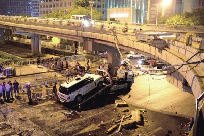 路虎車被扶正后，救援車將其拖離現場。