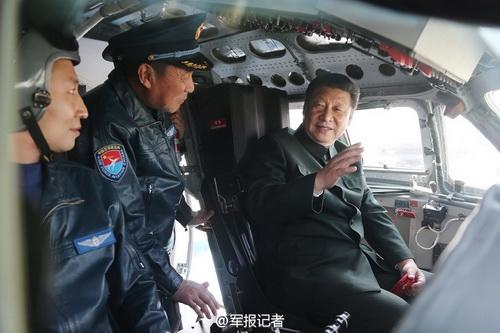 2015年2月16日，習(xí)近平登上戰(zhàn)機，坐進駕駛艙，了解裝備性能，體驗操作使用。